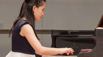 Eine Pianistin auf der Bühne | © Michael Klimt