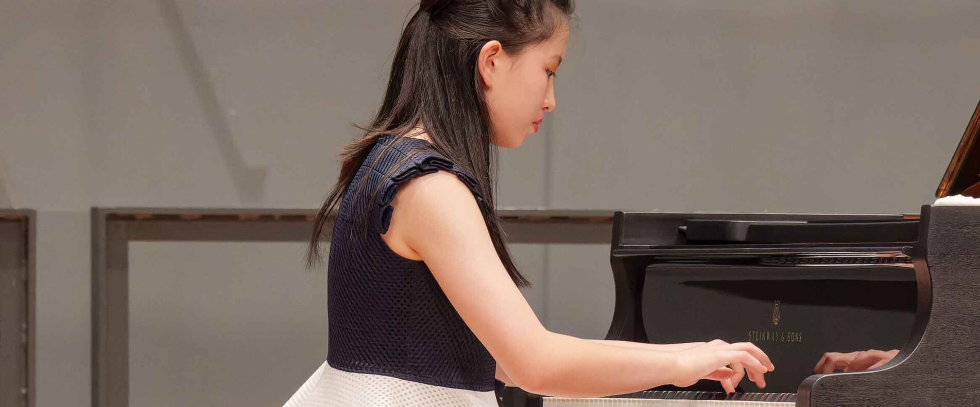 Eine Pianistin auf der Bühne | © Michael Klimt