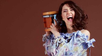 Vivi Vassileva posiert mit einem Schlaginstrument | © Adriana Yankulova