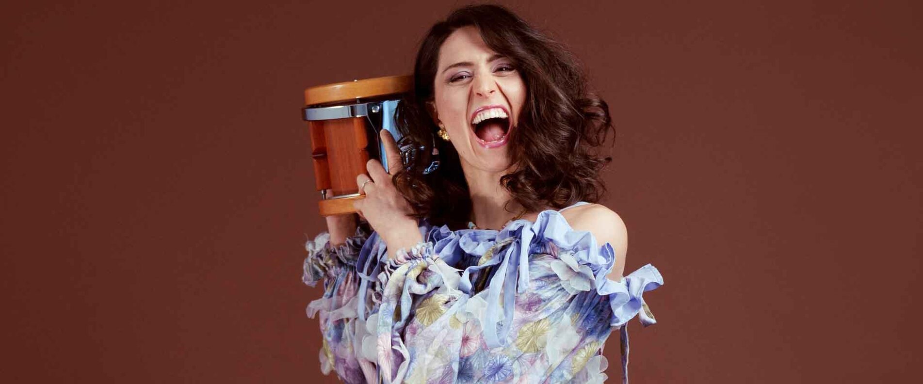 Vivi Vassileva posiert mit einem Schlaginstrument | © Adriana Yankulova