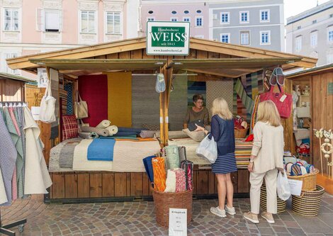 Handweberei Weiß Stand am Salzburger Rupertikirtag | © Christoph Haid