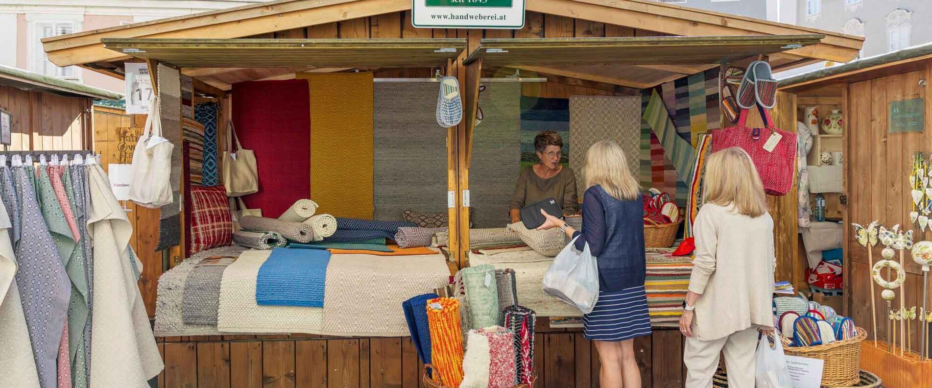 Handweberei Weiß Stand am Salzburger Rupertikirtag | © Christoph Haid