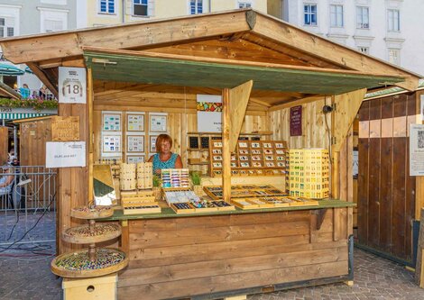Glas und Art Stand am Salzburger Rupertikirtag | © Christoph Haid