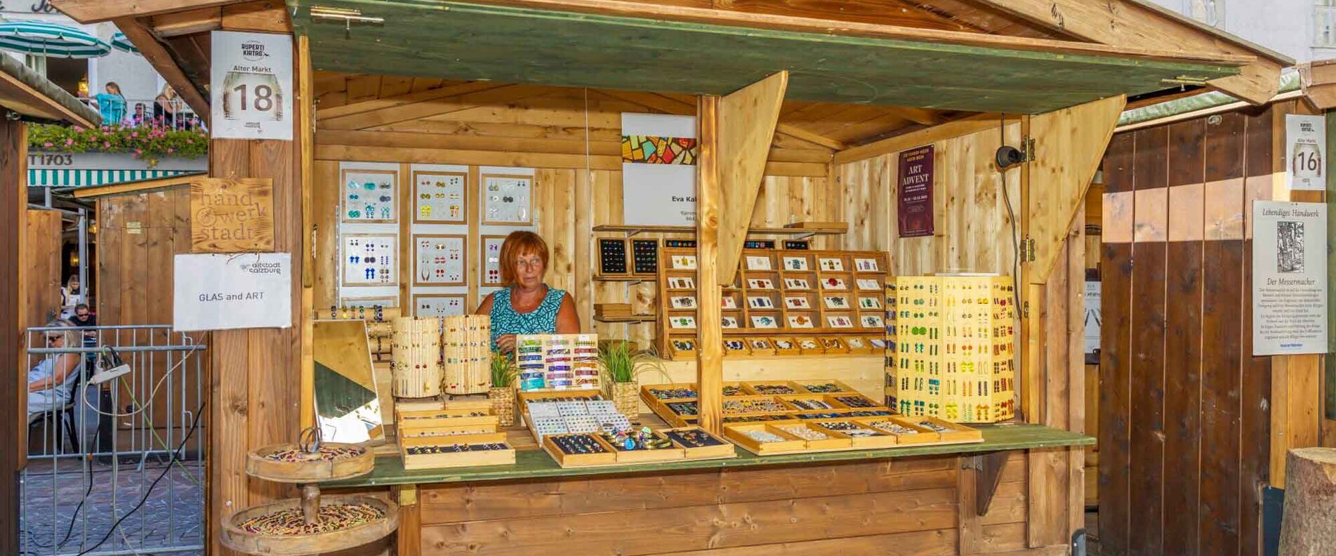 Glas und Art Stand am Salzburger Rupertikirtag | © Christoph Haid