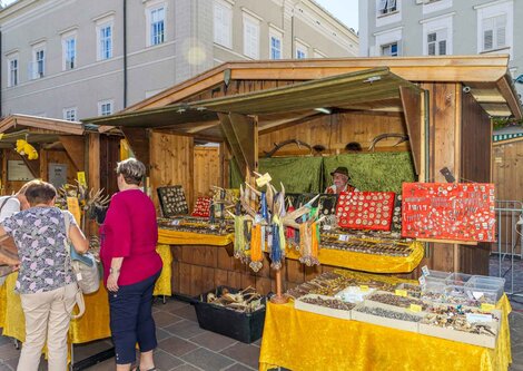 Hornschnitzerei Gfüllner Stand am Salzburger Rupertikirtag | © Christoph Haid