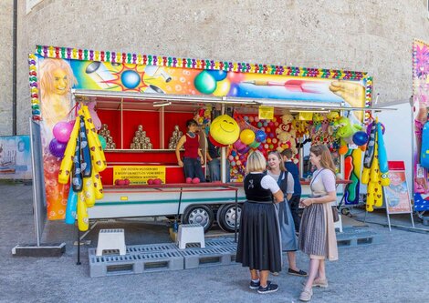Ball- und Pfeilwurf Stand am Salzburger Rupertikirtag | © Christoph Haid