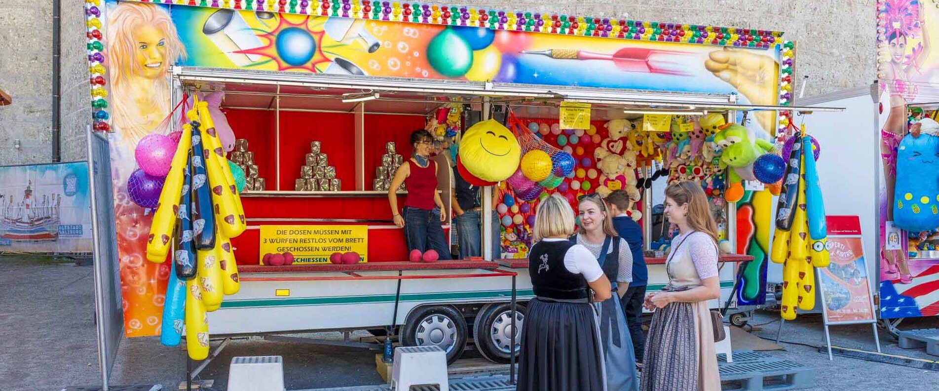 Ball- und Pfeilwurf Stand am Salzburger Rupertikirtag | © Christoph Haid