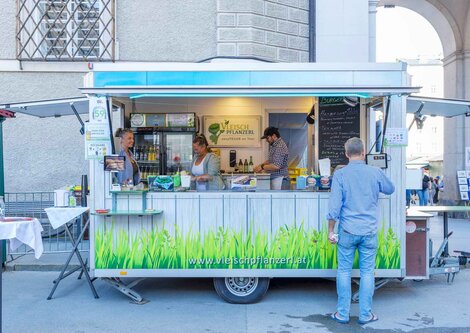 easy vegan Stand am Salzburger Rupertikirtag | © Christoph Haid